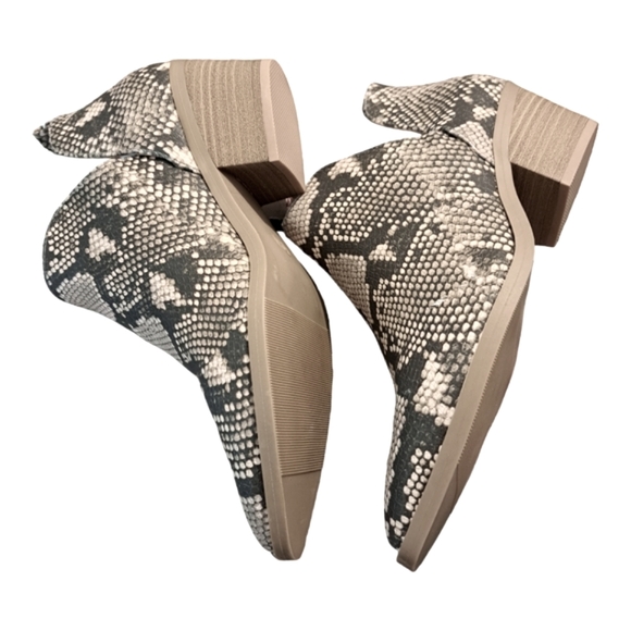 Universal Thread Women's Cari Snake Print Cut Out Ankle Bootie Grey, 7.5 - Picture 4 of 6